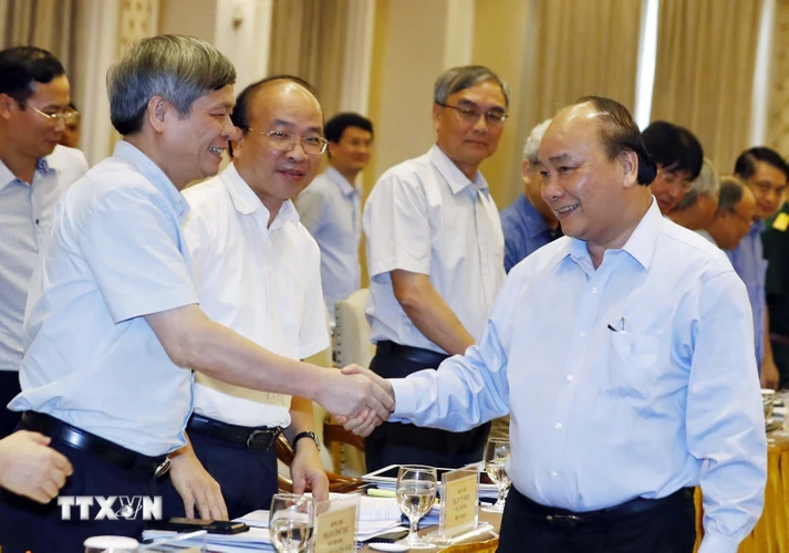 Thủ tướng Nguyễn Xuân Phúc với các thành viên Tổ biên tập. (Ảnh: Thống Nhất/TTXVN)