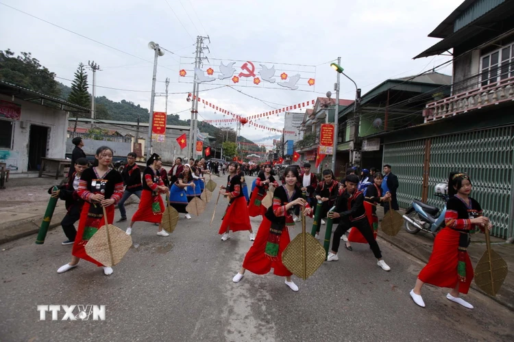 Điệu múa của các diễn viên, vận động viên dân tộc Si La trong lễ hội đường phố. (Ảnh: Quý Trung/TTXVN)