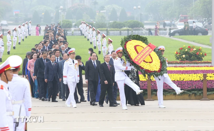 Các đại biểu Quốc hội đặt vòng hoa và vào viếng Chủ tịch Hồ Chí Minh. (Ảnh: Dương Giang/TTXVN)