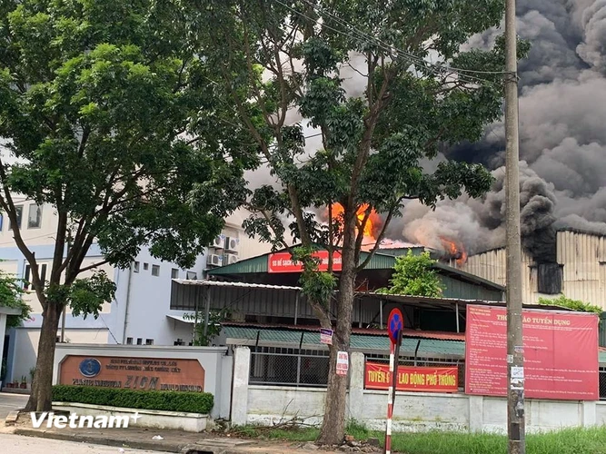 9 giờ sáng nay, 11/8.một đám cháy dữ dội đã bất ngờ bùng phát và hiện đang bốc lên dữ dội tại Khu Công nghiệp Sài Đồng, gần siêu thị Aeon Mall Long Biên, Hà Nội. (Ảnh: PV/Vietnam+)