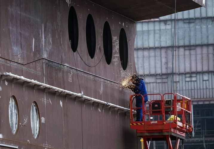 Các công nhân đang đóng tàu tại xưởng STX Europe, Saint-Nazaire, Pháp. (Nguồn: sputniknews)