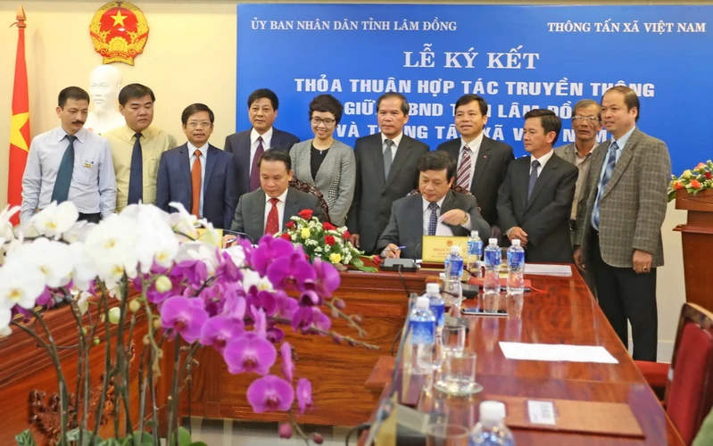 Tổng giám đốc TTXVN và Chủ tịch Ủy ban Nhân dân tỉnh Lâm Đồng ký biên bản hợp tác trong lễ ký kết chiều 18/10. (Ảnh: Nguyễn Dũng/TTXVN)