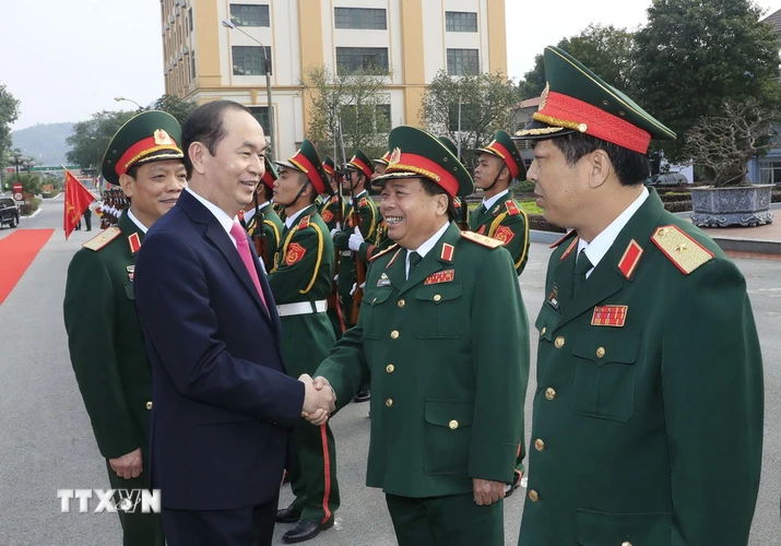 Cán bộ, chiến sỹ lực lượng Quân khu 1 đón Chủ tịch nước Trần Đại Quang. (Ảnh: Nhan Sáng/TTXVN)