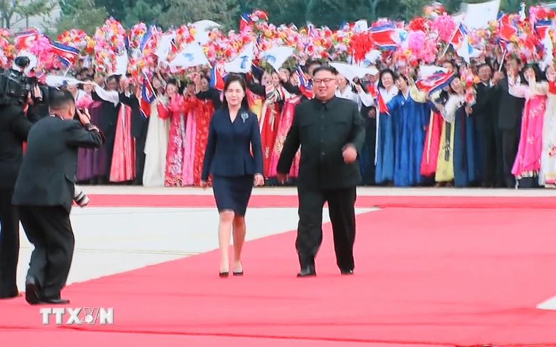 Nhà lãnh đạo Triều Tiên Kim Jong-un (phải, phía trước) và phu nhân Ri Sol-ju (trái, phía trước) đón Tổng thống Hàn Quốc Moon Jae-in tại sân bay Sunan ở thủ đô Bình Nhưỡng ngày 18/9. (Ảnh: Yonhap/TTXVN)