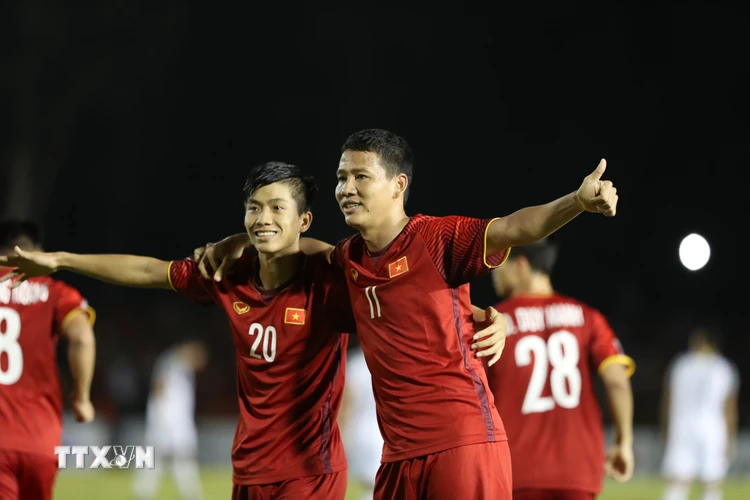 Phan Văn Đức nâng tỷ số cho Đội tuyển Việt Nam lên 2-1 vào đầu hiệp 2. (Ảnh: Hoàng Linh/TTXVN) 