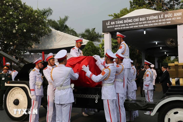 Linh cữu nguyên Chủ tịch nước, Đại tướng Lê Đức Anh được đưa vào vị trí an táng. (Ảnh: Mạnh Linh/TTXVN)