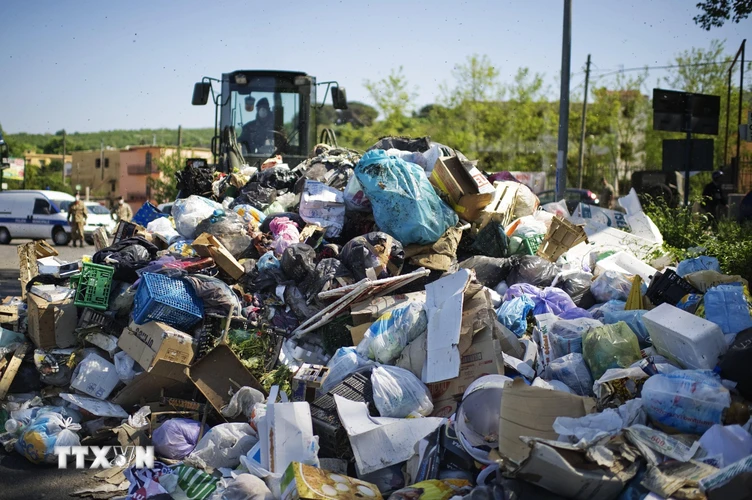 Người dân Italy ngày càng quan tâm và nhận thức được tính cấp bách của tình trạng ô nhiễm rác thải nhựa. Đây là kết quả của cuộc thăm dò dư luận do hãng nghiên cứu thị trường toàn cầu Ispo công bố ngày 13/5/2019. Kết quả khảo sát cho thấy có đến 80% số người Italy được hỏi bày tỏ lo ngại về một thảm họa môi trường, trong khi khoảng 74% cho rằng các cá nhân có liên quan đến việc xả rác thải nhựa ra các đại dương. Trong ảnh: Một bãi rác thải ở Naples, Italy. (Ảnh: AFP/TTXVN phát)