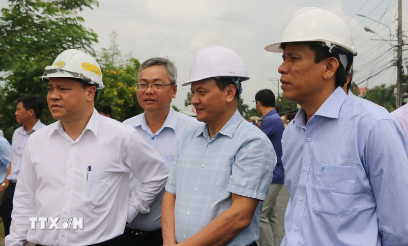 Thứ trưởng Bộ GTVT Nguyễn Nhật (thứ 2 từ phải qua) cùng đoàn công tác khảo sát tại vị trí sạt lở. (Ảnh: Công Mạo/TTXVN)