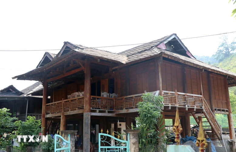 Những ngôi nhà sàn truyền thống mái lợp bằng đá màu nâu, đen - loại đá đặc trưng tại các khu vực ven sông Đà đã tạo nên những công trình kiến trúc độc đáo của người Thái ngành Thái trắng tại thị xã Mường Lay (Điện Biên). (Ảnh: Xuân Tiến/TTXVN)