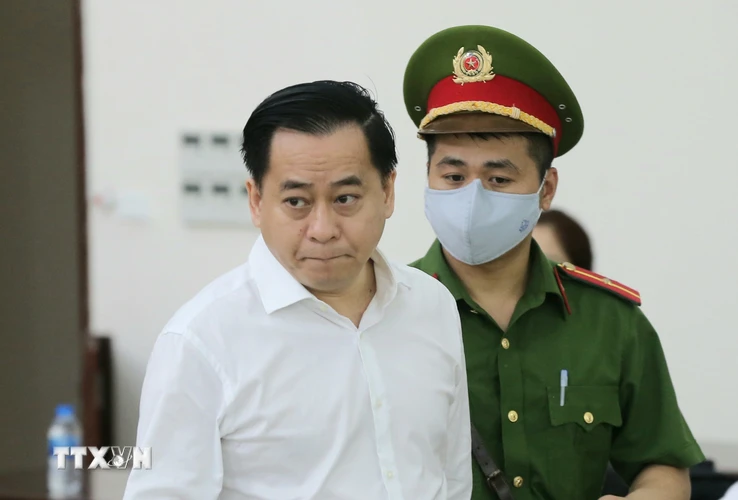Cảnh sát dẫn giải bị cáo Phan Văn Anh Vũ (cựu Chủ tịch HĐQT Công ty cổ phần Xây dựng 79, Công ty cổ phần Bắc Nam 79). (Ảnh: Doãn Tấn/TTXVN)