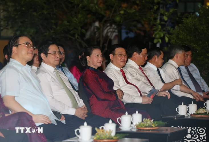 Chủ tịch Quốc hội Nguyễn Thị Kim Ngân và các đồng chí lãnh đạo Đảng, Nhà nước dự Cầu truyền hình tại Hà Nội. (Ảnh Doãn Tấn/TTXVN)
