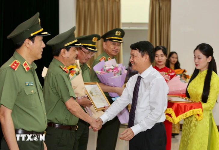 Đồng chí Nguyễn Đức Lợi, Tổng Giám đốc TTXVN trao Kỷ niệm chương 'Vì sự nghiệp thông tấn' cho lãnh đạo Bộ Công an. (Ảnh: Dương Giang/TTXVN)