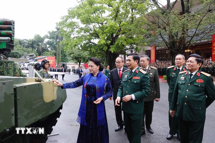 Chủ tịch Quốc hội Nguyễn Thị Kim Ngân cùng các đại biểu tham quan khu trưng bày các sản phẩm quốc phòng bên lề đại hội. (Ảnh: Trí Dũng/TTXVN)