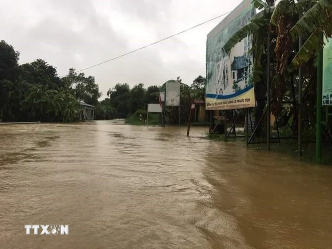 Quốc lộ 49B qua xã Phong Hoà, huyện Phong Điền, Thừa Thiên-Huế bị ngập sâu trong nước. (Ảnh: TTXVN phát)