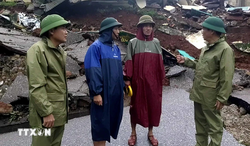 Đại tá Trịnh Thanh Bình (bên trái) Chỉ huy trưởng Bộ đội biên phòng tỉnh Quảng Bình kiểm tra tình hình thực tế tại hiện trường. (Ảnh: TTXVN phát)