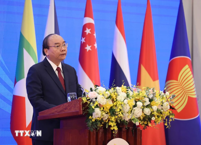 Thủ tướng Nguyễn Xuân Phúc phát biểu khai mạc Hội nghị Cấp cao ASEAN lần thứ 37. (Ảnh: Thống Nhất/TTXVN)