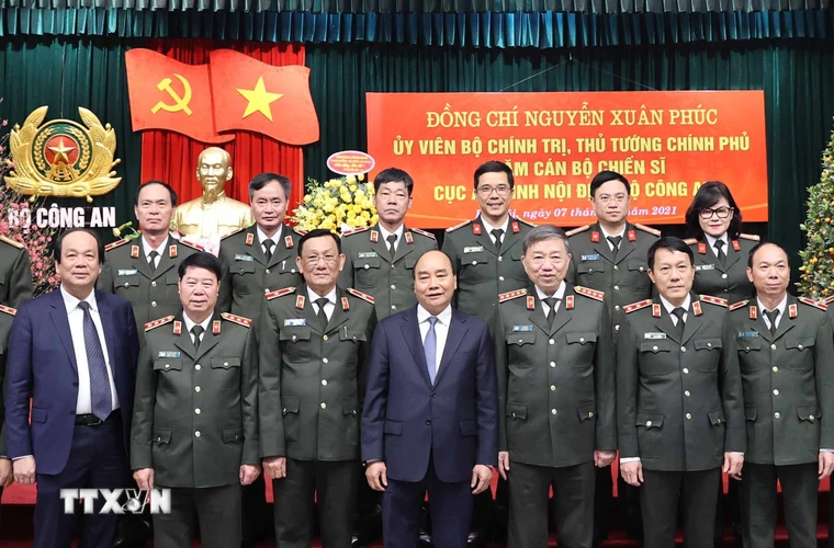 Thủ tướng Nguyễn Xuân Phúc với cán bộ, chiến sỹ Cục An ninh nội địa. (Ảnh: Thống Nhất/TTXVN)