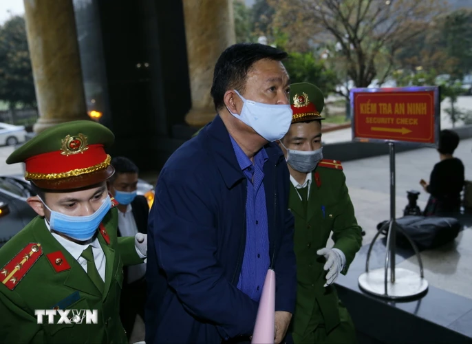 Cảnh sát dẫn giải bị cáo Đinh La Thăng tới tòa xét xử. (Ảnh: Doãn Tấn/TTXVN)