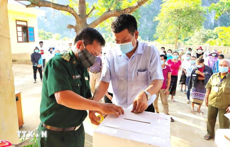 Bầu cử sớm ở khu vực biên giới, miền núi tỉnh Quảng Bình. (Ảnh: TTXVN phát)