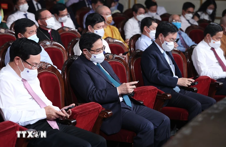 Thủ tướng Phạm Minh Chính và các đại biểu nhắn tin ủng hộ Quỹ vaccine. (Ảnh: Dương Giang/TTXVN)