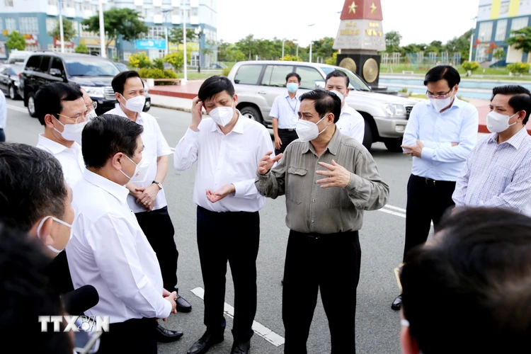 Thủ tướng Phạm Minh Chính kiểm tra tại khu cách ly Ký túc xá Đại học quốc gia Thành phố Hồ Chí Minh. (Ảnh: Thành Chung/TTXVN)