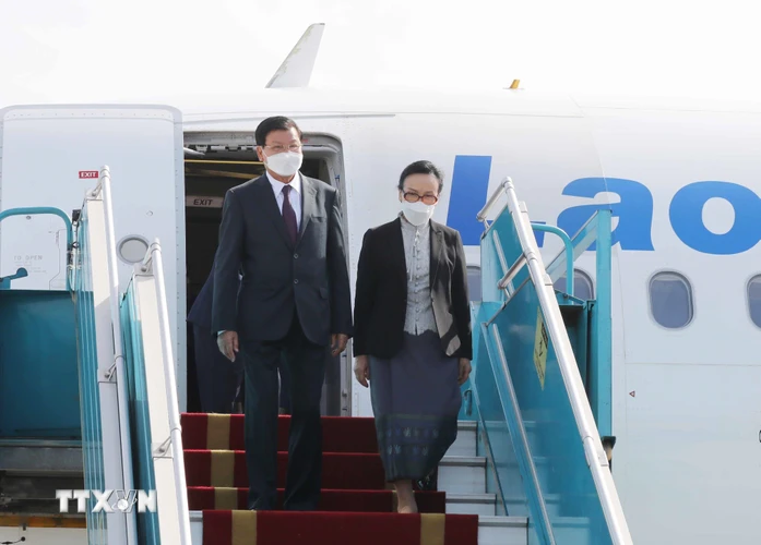 Tổng Bí thư, Chủ tịch nước Lào Thongloun Sisoulith và Phu nhân tại sân bay Quốc tế Nội Bài, Hà Nội. (Ảnh: Phương Hoa/TTXVN)