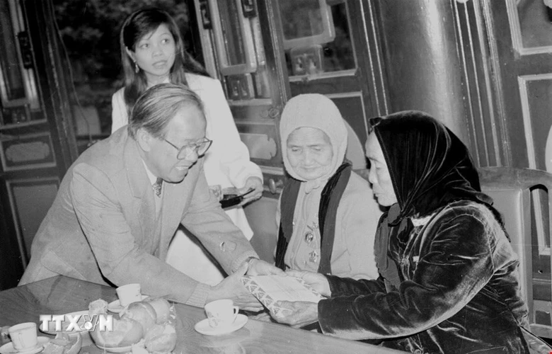 Chủ tịch Ủy ban TW MTTQ Việt Nam Lê Quang Đạo tặng quà cho Mẹ Việt Nam Anh hùng (20/12/1994). (Ảnh: Thu Hoài/TTXVN)