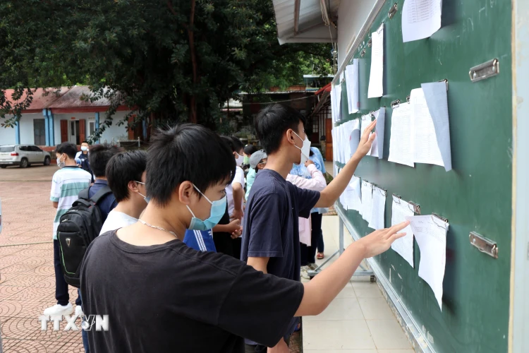 Học sinh khối lớp 10 tại trường THPT Tô Hiệu, tỉnh Sơn La kiểm tra lại thông tin nhập học. (Ảnh: Hữu Quyết/TTXVN)