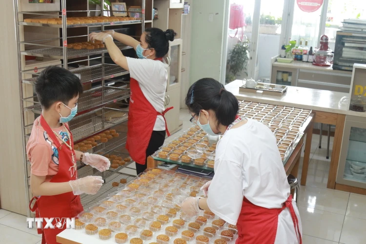 Hơn 1 tháng nữa mới đến Tết Trung thu, nhưng nhiều bệnh nhân, y bác sỹ tuyến đầu và các bệnh nhi tại Thành phố Hồ Chí Minh sẽ được thưởng thức hương vị bánh Trung thu sớm. (Ảnh: Quang Châu/TTXVN)