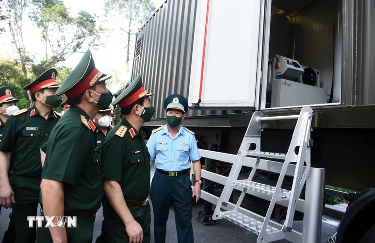 Đại tướng Phan Văn Giang, Ủy viên Bộ Chính trị, Bộ trưởng Bộ Quốc phòng, tham quan hệ thống sản xuất oxy lưu động triển khai tại bệnh viện Quân y 175. (Ảnh: Xuân Khu/TTXVN)