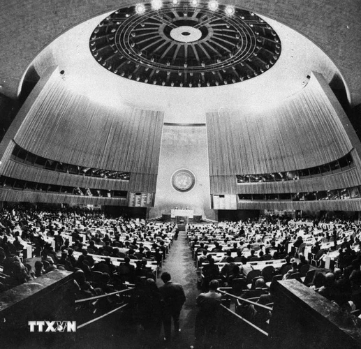 Ngày 20/9/1977, Phiên khai mạc Kỳ họp thứ 32 Đại hội đồng Liên hợp quốc tại New York (Mỹ) thông qua Nghị quyết công nhận Việt Nam là thành viên của Liên hợp quốc. (Ảnh: Tư liệu TTXVN)