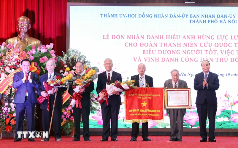 Chủ tịch nước Nguyễn Xuân Phúc trao tặng danh hiệu Anh hùng Lực lượng vũ trang nhân dân cho Đoàn Thanh niên cứu quốc thành Hoàng Diệu. (Ảnh: Thống Nhất/TTXVN)