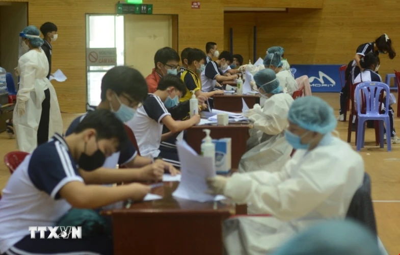 Học sinh làm thủ tục tiêm vaccine tại Cung thể Thao Tiên Sơn. (Ảnh: Văn Dũng/TTXVN)