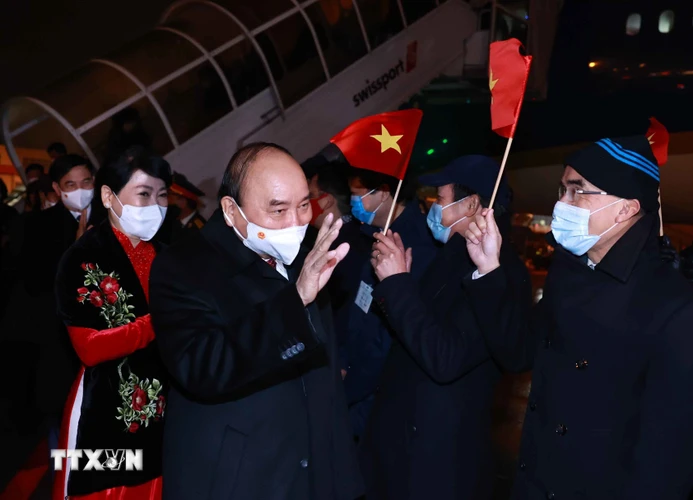 Chuyên cơ chở Chủ tịch nước Nguyễn Xuân Phúc và phu nhân cùng đoàn cấp cao Việt Nam đã tới sân bay quốc tế Geneva, thành phố Geneva, bắt đầu thăm chính thức Liên bang Thụy Sĩ. (Ảnh: Thống Nhất/TTXVN)