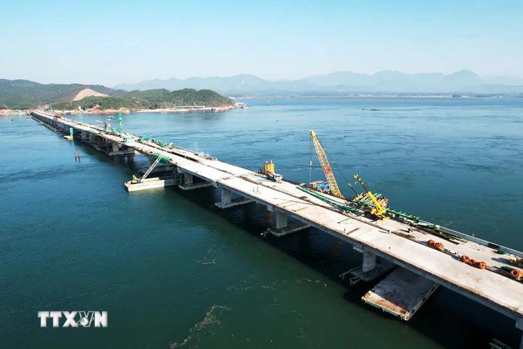 Cầu Vân Tiên là cây cầu dài nhất trong tổng số 32 cầu trên cao tốc Vân Đồn-Móng Cái. (Ảnh: TTXVN phát)