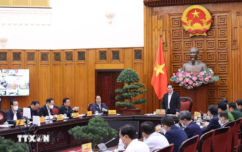 Thủ tướng Phạm Minh Chính chủ trì cuộc họp với các tỉnh khu vực miền Trung và Tây Nguyên đang chịu ảnh hưởng của bão lũ. (Ảnh: Dương Giang/TTXVN)