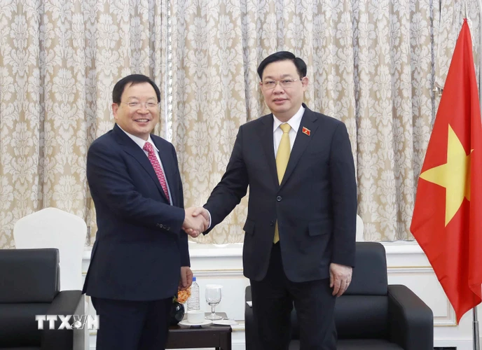 Chủ tịch Quốc hội Vương Đình Huệ tiếp lãnh đạo Công ty Dongwon System. (Ảnh: Doãn Tấn/TTXVN)