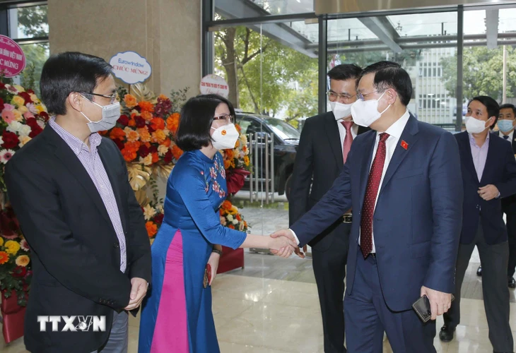 Chủ tịch Quốc hội Vương Đình Huệ với cán bộ, phóng viên của Truyền hình Quốc hội Việt Nam. (Ảnh: Doãn Tấn/TTXVN)