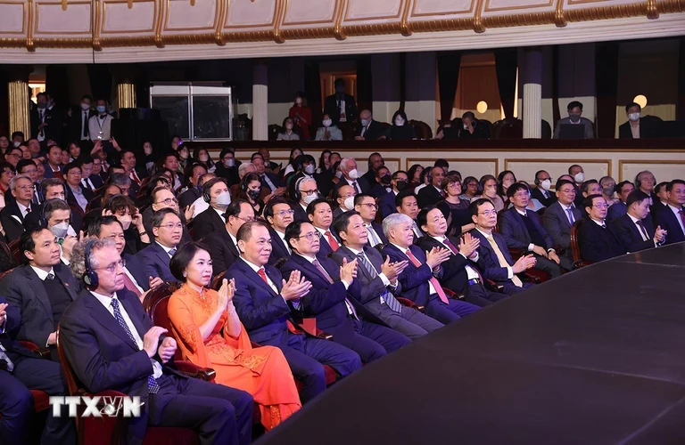 Thủ tướng Phạm Minh Chính và các đại biểu tham dự Lễ trao giải thưởng VinFuture. (Ảnh: Dương Giang/TTXVN)