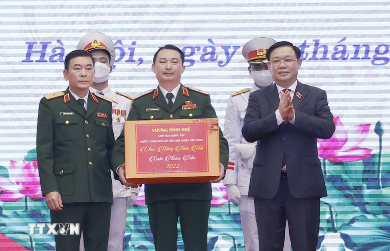 Chủ tịch Quốc hội Vương Đình Huệ tặng quà Tết cho Bộ Tư lệnh Thủ đô Hà Nội. (Ảnh: Doãn Tấn/TTXVN)