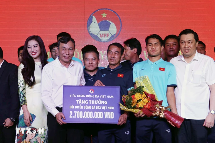 Quyền Chủ tịch Liên đoàn bóng đá Việt Nam Trần Quốc Tuấn trao thưởng cho đội U23 Việt Nam. (Ảnh: Thanh Vũ/TTXVN)