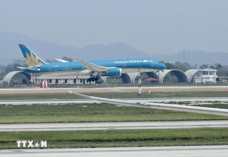 Chuyên cơ của Vietnam Airlines đưa các kiều bào hạ cánh xuống Sân bay Quốc tế Nội Bài. (Ảnh: Lâm Khánh/TTXVN)