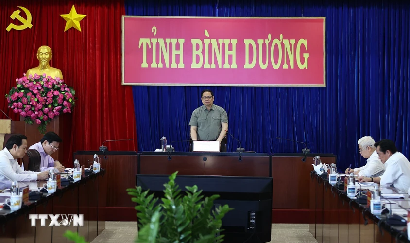 Thủ tướng Phạm Minh Chính làm việc với lãnh đạo chủ chốt tỉnh Bình Dương. (Ảnh: Dương Giang/TTXVN)