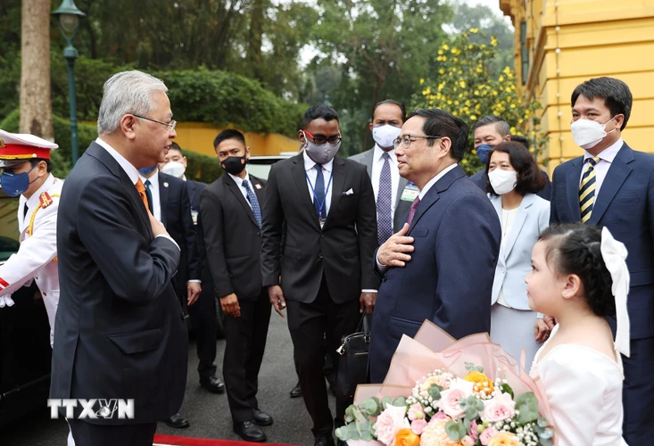 Thủ tướng Phạm Minh Chính đón Thủ tướng Malaysia Dato’ Sri Ismail Sabri bin Yaakob. (Ảnh: Dương Giang/TTXVN)