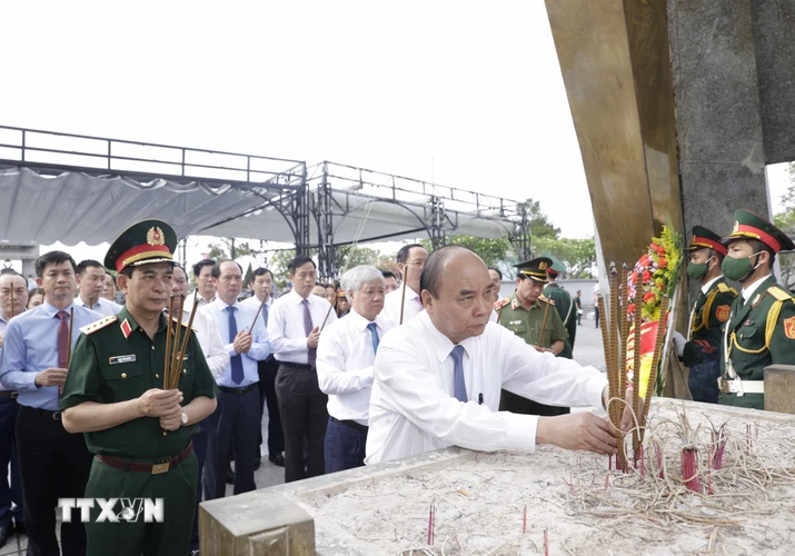 Chủ tịch nước Nguyễn Xuân Phúc dâng hương, hoa viếng các anh hùng liệt sỹ tại Nghĩa trang liệt sỹ quốc gia Đường 9. (Ảnh: Thống Nhất/TTXVN)