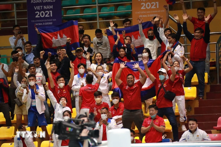 Các cổ động viên Campuchia vui mừng khi vận động viên Toch Rachhan (Campuchia) giành chiến thắng trước Esteban Jomar Balangui (Philippines). (Ảnh: Hoàng Hiếu/TTXVN)