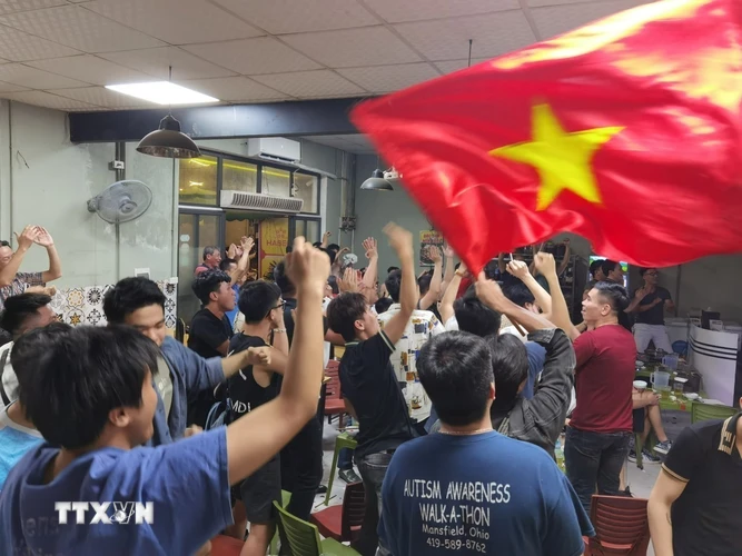 Người dân Thủ đô ăn mừng chiến thắng của U23 Việt Nam. (Ảnh: Thanh Tùng/TTXVN)