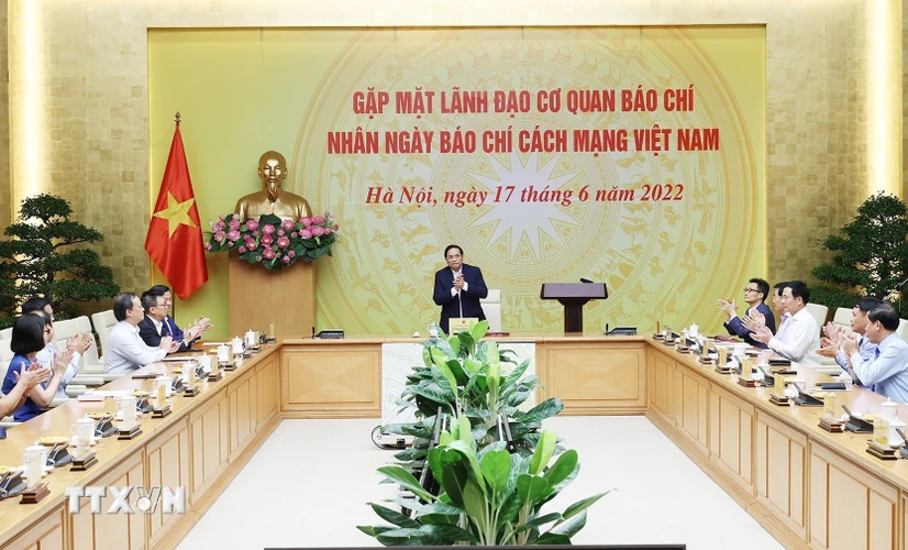 Thủ tướng chúc mừng các cơ quan báo chí nhân Ngày Báo chí cách mạng Việt Nam. (Ảnh: Dương Giang/TTXVN)