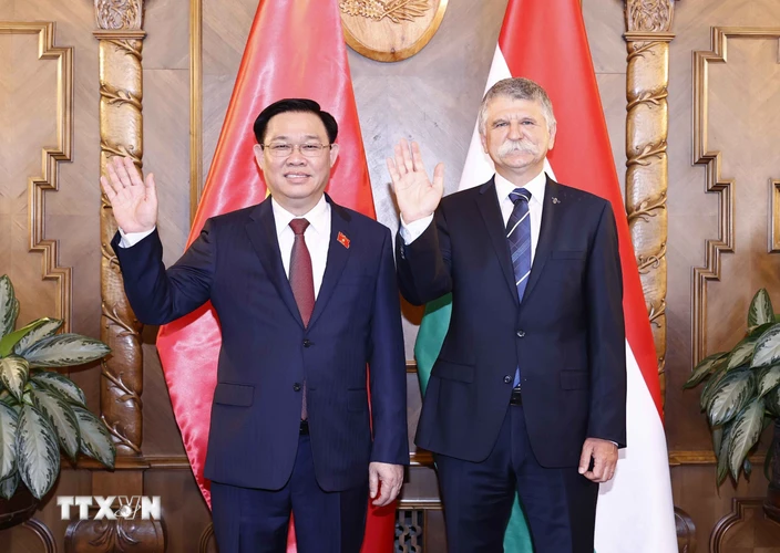 Chủ tịch Quốc hội Hungary László Kövér đón và hội đàm với Chủ tịch Quốc hội Vương Đình Huệ. (Ảnh: Doãn Tấn/TTXVN)