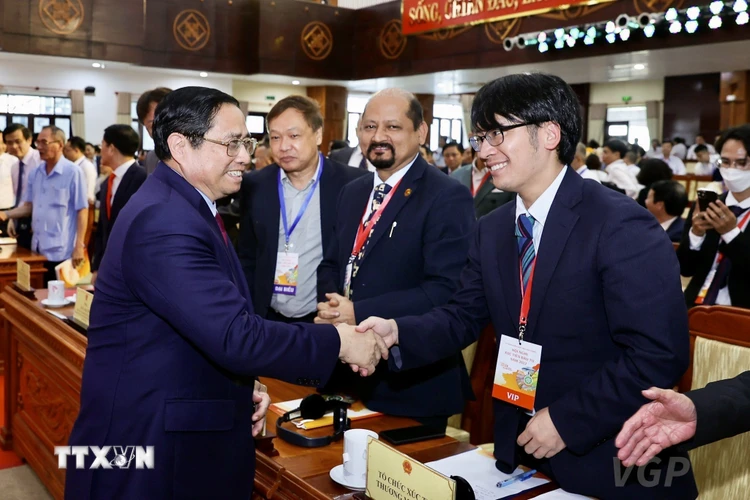 Thủ tướng Phạm Minh Chính với các đại biểu dự Hội nghị xúc tiến đầu tư tỉnh Hậu Giang năm 2022. (Ảnh: Dương Giang/TTXVN)